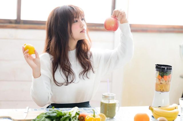 彼女いるのに ほかの女とご飯